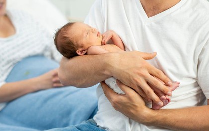 Hào hứng đón con mới chào đời, người đàn ông "đứng hình" khi nghe câu nói của em trai rồi vội vàng quyết định đưa đứa bé đi xét nghiệm ADN