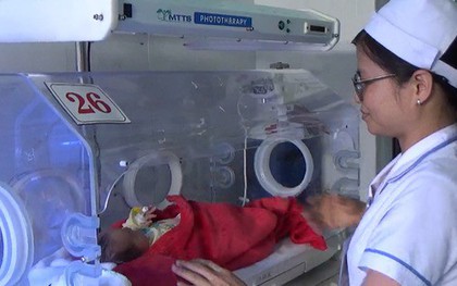 Đôi nam nữ bỏ rơi con mới sinh trong hoa viên giữa đêm tối