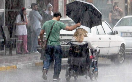 Cách cầm ô trong ngày mưa gió tiết lộ điều gì về tính cách con người, loạt ảnh dưới đây sẽ cho bạn câu trả lời