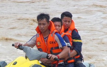 Cảm phục phút sinh tử của người hùng vượt lũ dữ cứu người giữa tâm bão số 3!
