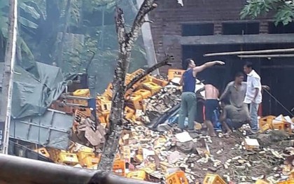 Thanh Hóa: Tai nạn kinh hoàng, xe tải chở bia tông vào cột bê tông khiến 2 người tử vong tại chỗ