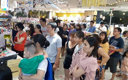 “Rồng rắn” xếp hàng mua sách cho con trước ngày tựu trường
