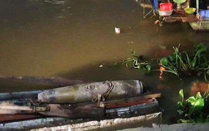 Tưởng sắt vụn dưới lòng sông, đào lên phát hiện quả bom