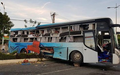 2 xe giường nằm tông nhau, 25 người thương vong
