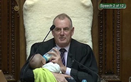 Người đàn ông của năm: Chủ tịch Hạ viện New Zealand vừa phát biểu, vừa ru ngủ em bé sơ sinh, danh tính đứa trẻ mới là điều bất ngờ