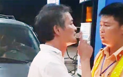 Tài xế xe biển xanh tát CSGT ở Thanh Hoá chỉ là người sửa xe hộ?