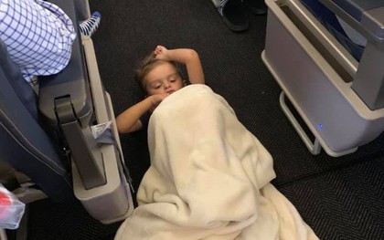 Cậu bé 4 tuổi tự kỷ liên tục quậy phá, làm phiền hành khách trên chuyến bay nhưng cách cư xử của những người lớn văn minh khiến người mẹ ấm lòng