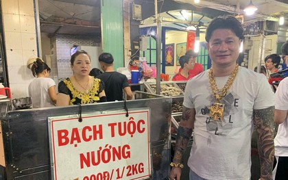 Quán ốc kỳ lạ tại Sài Gòn với ông bà chủ thường dùng "tuyệt chiêu" đeo cả trăm cây vàng để thu hút khách