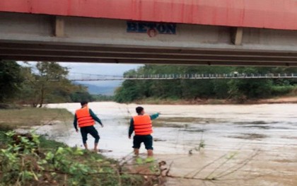 Thi bơi qua sông sau khi nhậu, 1 người mất tích