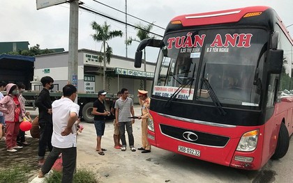 Nhận tin báo, CSGT "bắt gọn" xe khách 46 chỗ nhồi nhét 87 người về nghỉ lễ