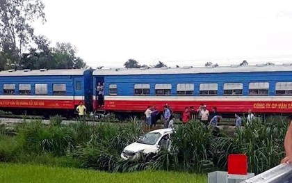 Tàu hỏa húc ô tô bay cắm đầu xuống ruộng lúa, tài xế nguy kịch