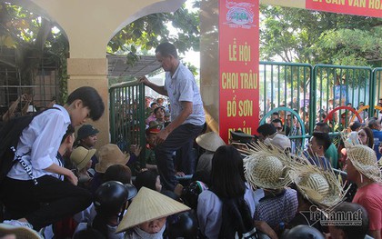 Sân Đồ Sơn quá tải, người dân giẫm lên nhau trèo tường vào xem chọi trâu