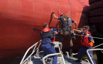Nín thở xem giải cứu 4 thủy thủ mắc kẹt suốt 35 giờ trong tàu hàng bị lật