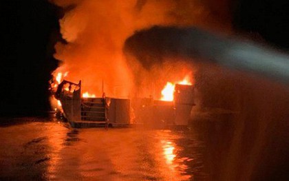 Video: Kinh hoàng tàu hàng 16 toa trật ray, bốc cháy ngùn ngụt ở Mỹ