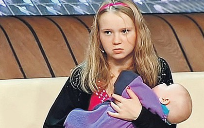 Nga: Hàng trăm bé gái làm mẹ ở tuổi trẻ con - Bi kịch và những con số giật mình