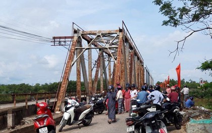Thực hư thông tin vợ chồng bỏ lại xe, ôm con nhỏ nhảy sông Thạch Hãn