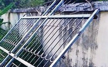 Bị cổng sắt đè lên người, bé trai 3 tuổi tử vong