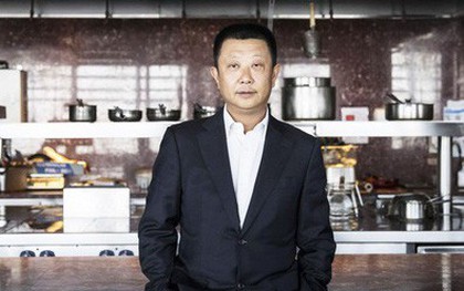 Xô đổ kỷ lục 10 năm, "vua lẩu" gốc Trung thành tỷ phú giàu nhất Singapore: Bỏ học để mở nhà hàng lẩu dù không biết nấu, coi trọng nhân viên hơn cả khách hàng!
