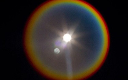 NASA chia sẻ bức ảnh hiếm có về quầng sáng tựa như cầu vồng bao quanh Mặt Trăng