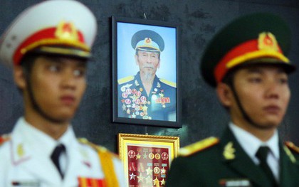 Ảnh: Xúc động những người đồng đội tiễn đưa phi công huyền thoại Nguyễn Văn Bảy về đất mẹ