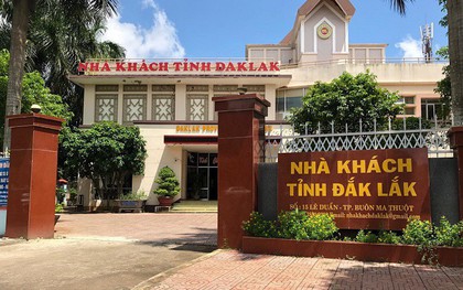 Nữ trưởng phòng mượn bằng chị gái nhận sai, xin nghỉ việc