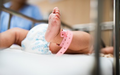 Con gái 5 ngày tuổi đã có "kinh nguyệt" mẹ tưởng dậy thì sớm, đến viện mới biết nguyên nhân có liên quan đến mình