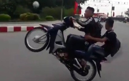 Thiếu niên chạy xe máy đánh võng, “bốc đầu” giữa đường