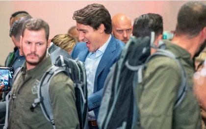 Thủ tướng Canada mặc áo chống đạn đi vận động tranh cử