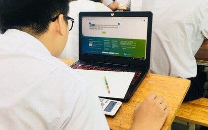 Học sinh TP HCM thi giữa kỳ bằng điện thoại, laptop