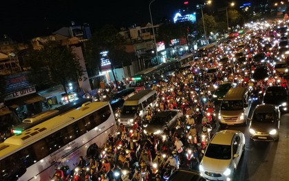 Giao thông hỗn loạn tại ngã tư Hàng Xanh