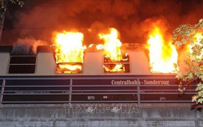 Tàu điện bốc cháy ngùn ngụt, hàng trăm hành khách hoảng loạn lo thoát thân