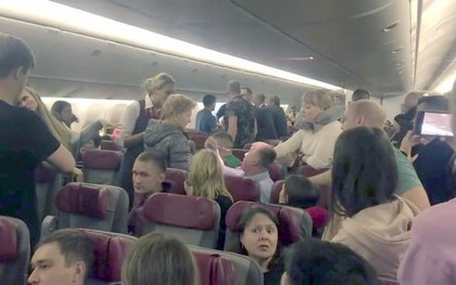Định nhảy khỏi máy bay từ độ cao 12.000 m, hành khách bị bọc lại bằng màng bọc thực phẩm