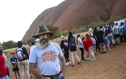 Australia: Khách du lịch đổ xô đến núi Uluru trước lệnh đóng cửa