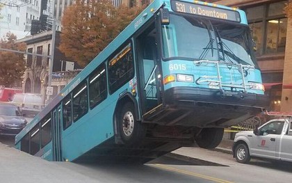Bất ngờ xuất hiện hố sụt lún tử thần 'nuốt' gần nửa xe buýt