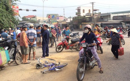 Bé trai bị xe ben cán tử vong trên đường đi học, cha mẹ mù chỉ biết vờ tìm thi thể con trong nước mắt