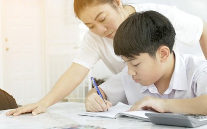 Dạy con làm bài tập về nhà mãi mà đứa trẻ không hiểu, bà mẹ lên cơn đau tim suýt mất mạng