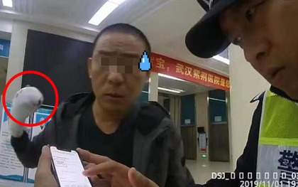 Vội vã vượt 60 cây số đến bệnh viện để nối lại ngón tay bị đứt, tới nơi mới biết đã bỏ quên trên xe taxi