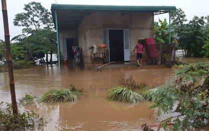Sạt lở hơn 100m đường, 300 nhà dân chìm trong biển nước, nguy cơ vỡ đập thủy lợi ở Đắk Lắk