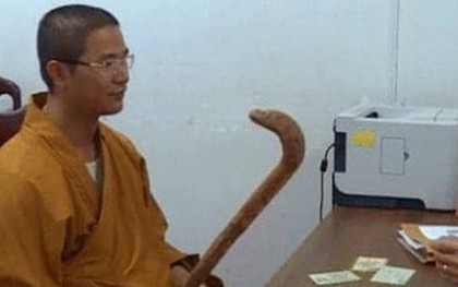 Khởi tố thầy chùa cầm gậy đập xe ô tô vì bắt người đi đường xin lỗi bất thành