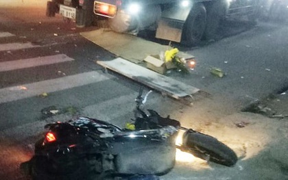 Xe tải biển nước ngoài tông xe máy dừng chờ đèn đỏ, vợ tử vong, chồng trọng thương