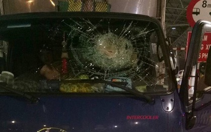 4 thanh niên dùng đá ném vỡ kính ô tô trên cao tốc Hạ Long - Vân Đồn
