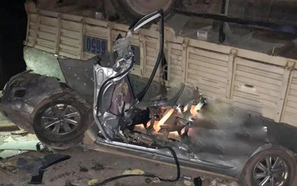 Phú Thọ: Hai cha con mắc kẹt trong chiếc xe nát bét sau khi đấu đầu với xe tải