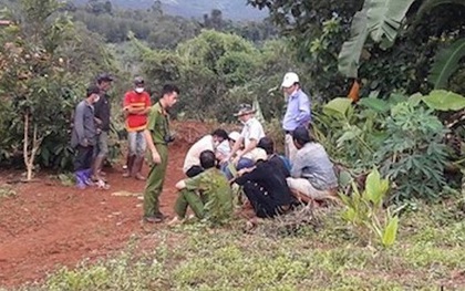 Người đàn ông bị kẻ lạ bắn đạn xuyên bụng khi đang hái quả chua trên rừng