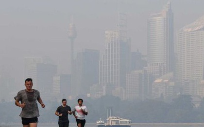 Khói mù dày đặc bao phủ trung tâm thành phố Sydney, Australia