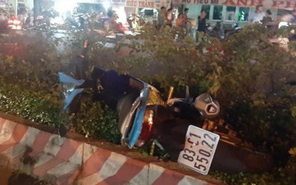 Thanh niên đi xe máy bị tai nạn văng qua đường, bất ngờ lại bị ô tô khác tông trúng