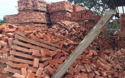 Sập đống gạch cao 5m, 3 người chết, 1 người bị thương