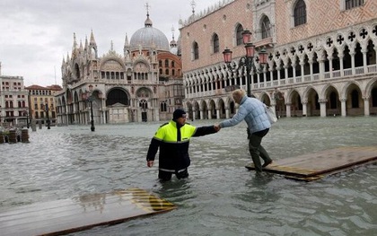 Venice ngập lụt chưa từng có, Trung Quốc bùng phát dịch hạch: Tác động đáng sợ của biến đổi khí hậu