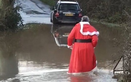 Bức ảnh lột tả ông già Noel thời hiện đại: Không cưỡi tuần lộc mà lái ô tô đi phát quà, chật vật lội nước khi đường ngập do lũ