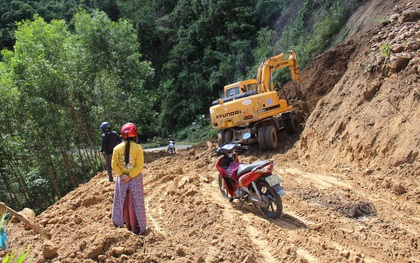 Băng rừng, lội suối vượt gần 150km để… rút tiền lương!