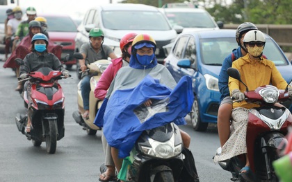 TP.HCM bất ngờ có mưa trái mùa, người dân thích thú ra đường sau nhiều ngày bầu trời mù mịt, nắng nóng gay gắt vào buổi trưa